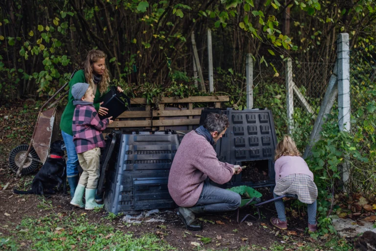 Compostaggio: energia per l'agricoltura, difesa del nostro ambiente 1 famigoia che usa la compostiera