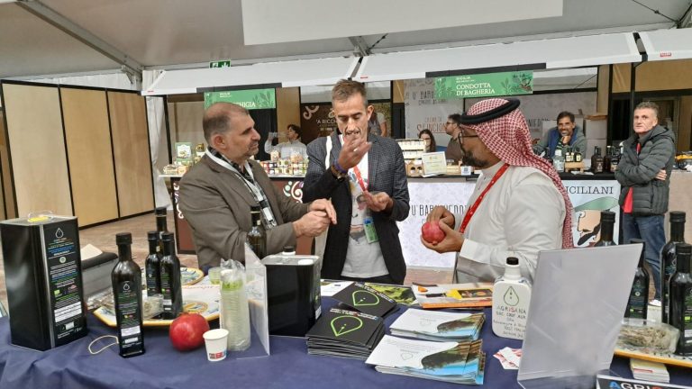 Grande successo per l'Olio Extra Vergine siciliano certificato a Terra Madre - salone del Gusto 2024 6 terra madre salone del gusto 2024