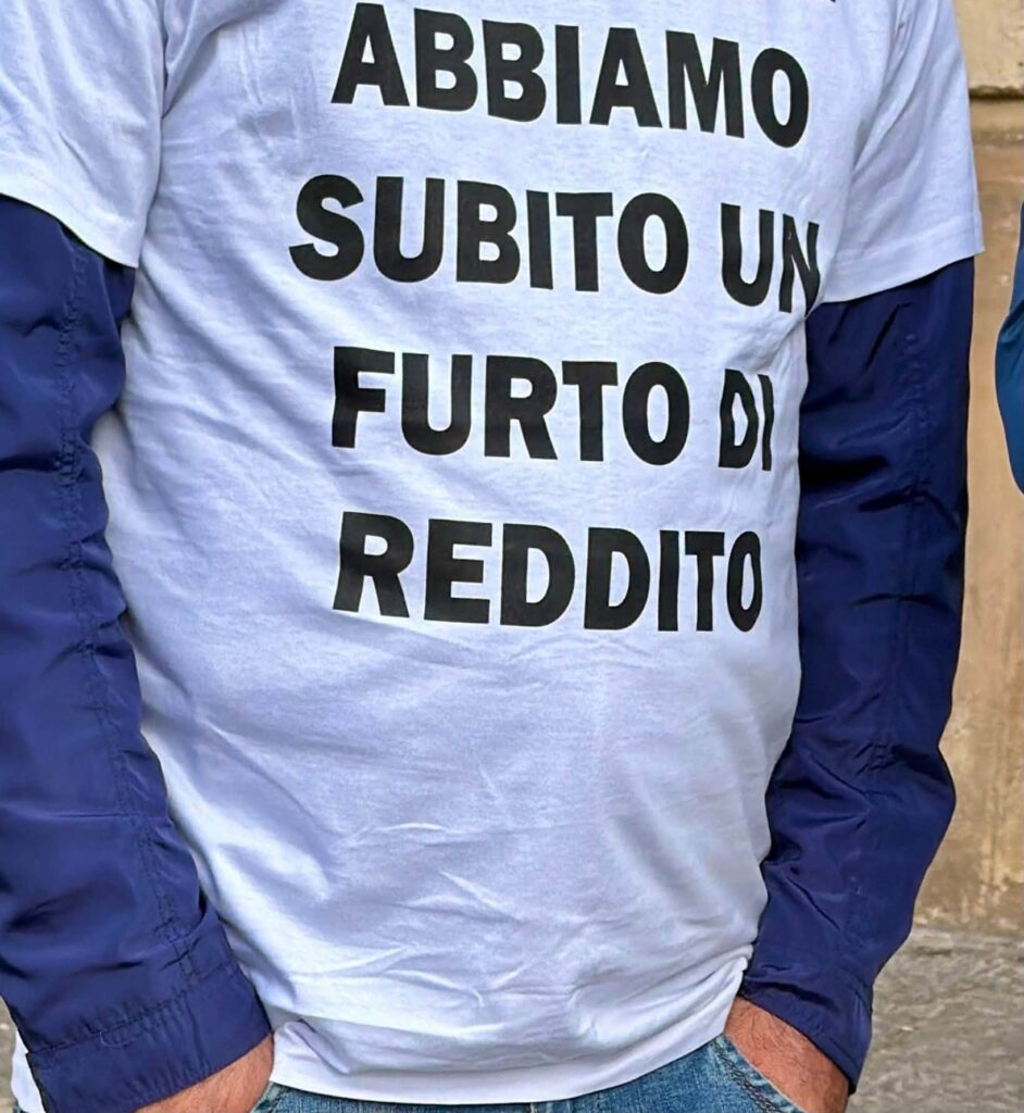 Bari, protesta olivicoltori: non copriamo nemmeno i costi di produzione 9 furto di reddito Proteste degli agricoltori a Bari