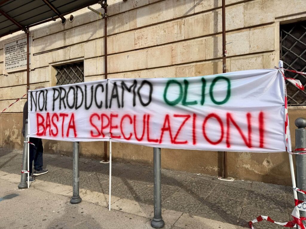 Bari, protesta olivicoltori: non copriamo nemmeno i costi di produzione 8 solo speculazioni – Proteste degli agricoltori a Bari