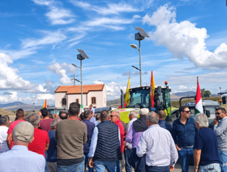 trattori e manifestanti al bivio Gulfa
