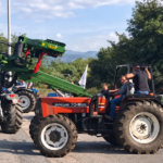 Caro gasolio, trattori a Lamezia Terme: protesta degli agricoltori vicino all’aeroporto 5 Trattore rosso al bivio rurale