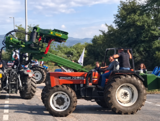 Trattore rosso al bivio rurale