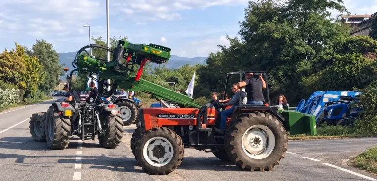 Caro gasolio, trattori a Lamezia Terme: protesta degli agricoltori vicino all’aeroporto 1 Trattore rosso al bivio rurale