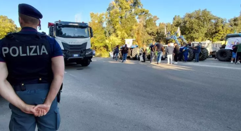 Caro gasolio, protesta a Vibo Marina: gli agricoltori bloccano le autocisterne 3 caro gasolio