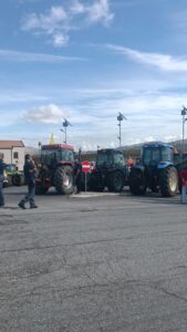 Trattori da Misilbesi al bivio Gulfa: agricoltori in protesta, sindaci e alcuni parlamentari al loro fianco 4 gu1