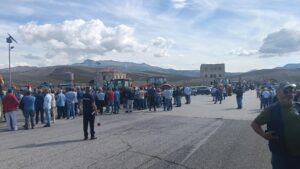 Trattori da Misilbesi al bivio Gulfa: agricoltori in protesta, sindaci e alcuni parlamentari al loro fianco 2 gu2