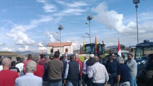Trattori da Misilbesi al bivio Gulfa: agricoltori in protesta, sindaci e alcuni parlamentari al loro fianco 3 gu3
