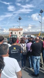 Trattori da Misilbesi al bivio Gulfa: agricoltori in protesta, sindaci e alcuni parlamentari al loro fianco 5 gu4