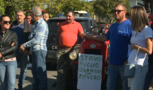 Caro carburante, a San Marco Argentano continua la protesta degli agricoltori 5 meglio-povero