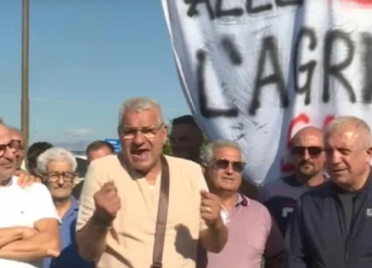 Caro gasolio, protesta a Spezzano Albanese: con gli agricoltori anche sindaci e studenti 12 proteste spezzano albanese