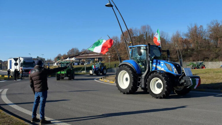 Proteste degli agricoltori, l’Italia rimane in piazza: trattori e presidi dalla Sicilia alla Campania 2 proteste agricoltori