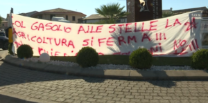 Caro carburante, a San Marco Argentano continua la protesta degli agricoltori 8 striscione-caro-gasolio